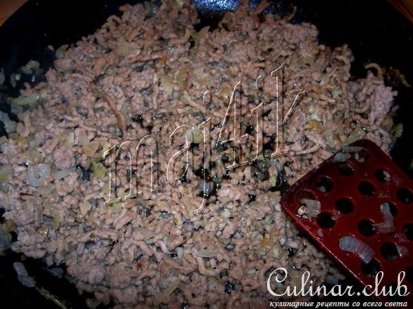 Картофельно-мясные крокеты с сырной начинкой, да под перечным соусом