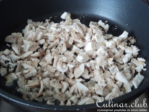 Суфле из поленты с вешенками и соусом с эстрагоном.