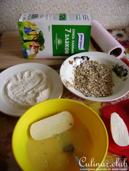 Жареный сыр в хрустящей панировке.