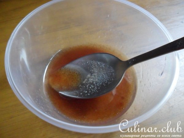 Тёплый салат с куриной печенью и сливами