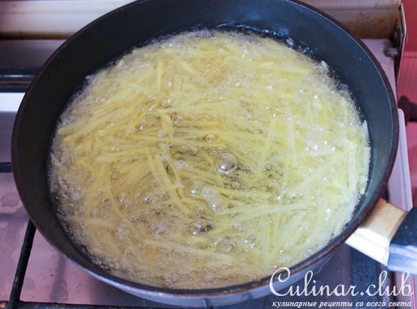 Овощной салат-закуска фри с вареными-жареными яйцами.