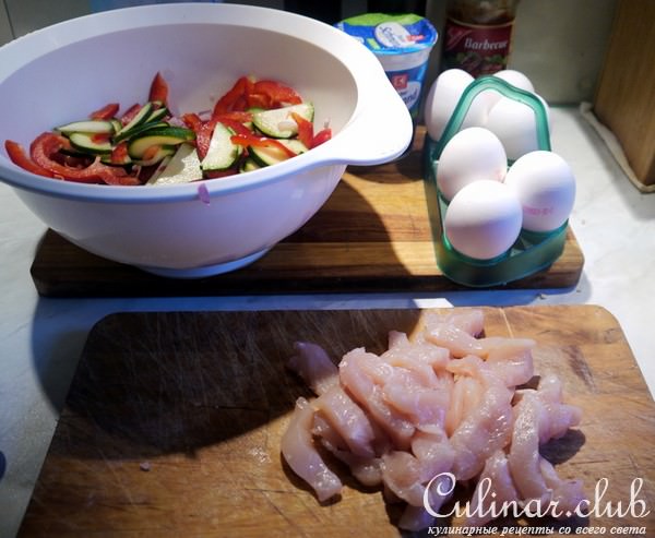 Воскресный омлет с курицей, паприкой и цукини
