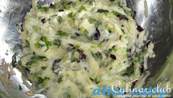 Оладушки из кабачков с зеленью и кунжутом