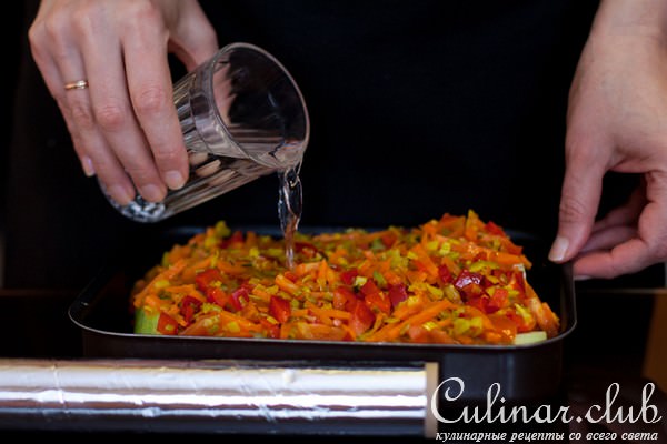 Лук-порей, фаршированный курицей и чечевицей с овощами