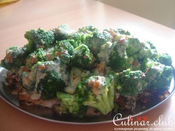 Рыба под сырным соусом и брокколи