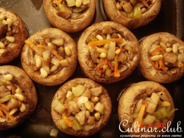 Фаршированные шампиньоны с пармезановыми чипсами