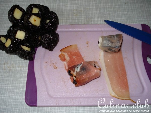 Чернослив,запечённый с беконом и сыром