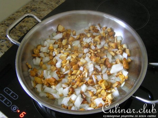 Пирог с лисичками и цуккини