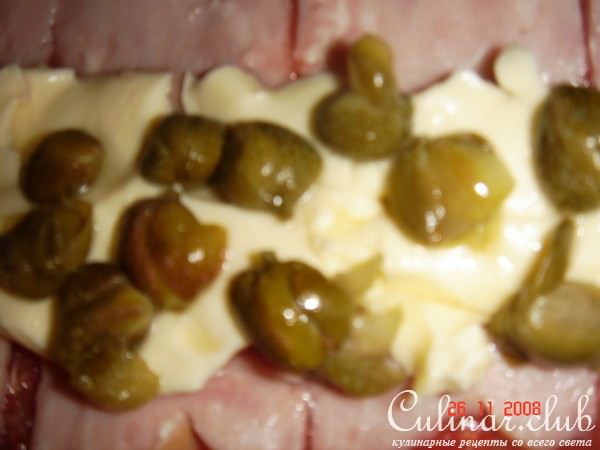 Рулетик из курицы с ветчиной,каперсами,сливочным сыром и вином