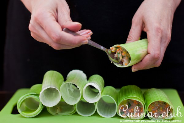 Лук-порей, фаршированный курицей и чечевицей с овощами
