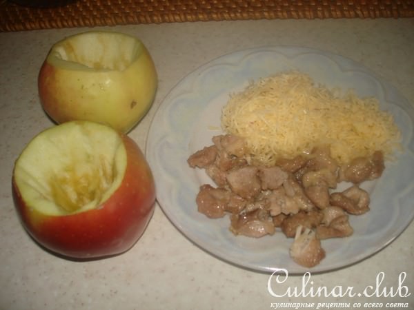 Яблоки, фаршированные курицей и сыром