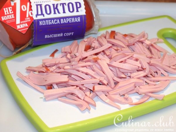 Быстрый рулет с колбасой и сыром