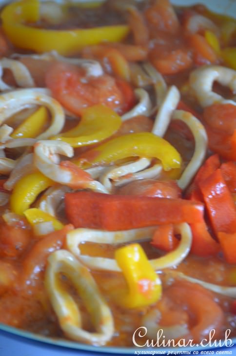 Кальмары,тушенные с перцем и кунжутом