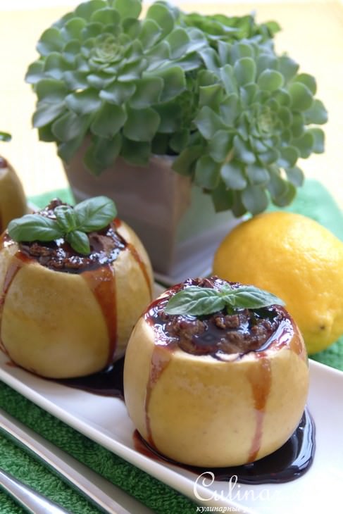 Яблоки запеченные с нежным куриным паштетом под ежевичным соусом