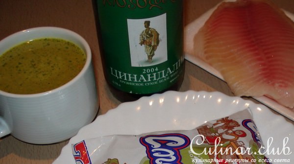 Филе морской рыбки с кунжутом под шафрановым соусом