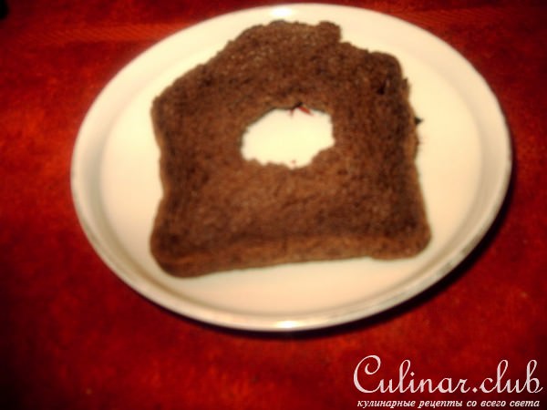Fry egg in a black bread. Жареное яйцо в черном хлебе.
