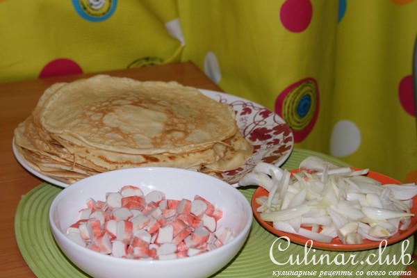 Блинчики с краб.палочками под соусом