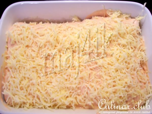 Блинные рулетики с начинкой запечённые под соусом