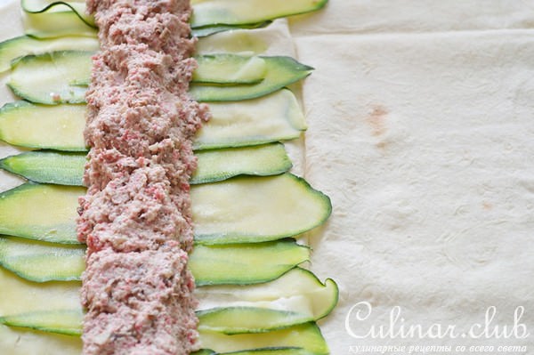 Лаваш с начинкой, запеченный под сырным соусом.