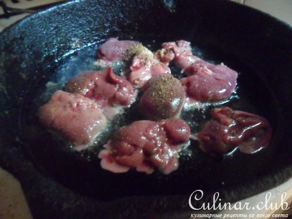 Тёплый салат с куриной печенью и сливами