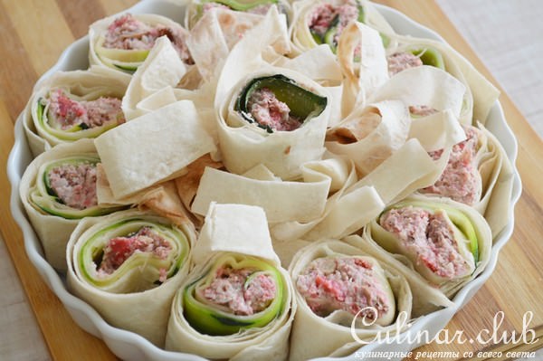 Лаваш с начинкой, запеченный под сырным соусом.