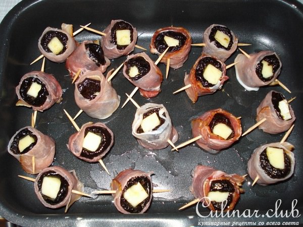Чернослив,запечённый с беконом и сыром