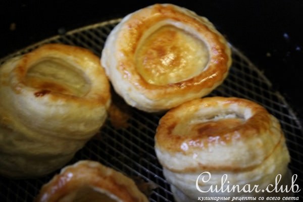 Волованы с курицей и грибами в сливочно-соевом соусе