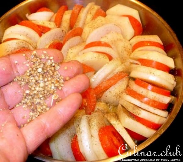 Картофель с помидорами и луком