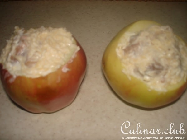 Яблоки, фаршированные курицей и сыром
