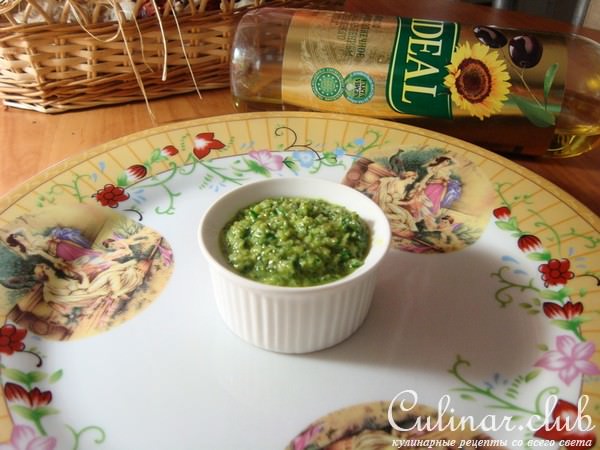 Сырные шарики из моцареллы с зелёным салатом и соусом песто.