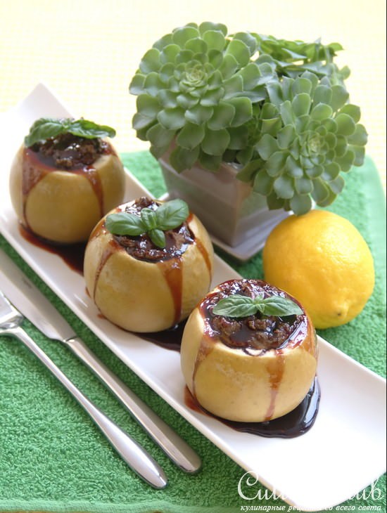 Яблоки запеченные с нежным куриным паштетом под ежевичным соусом