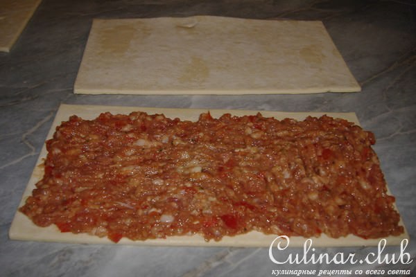 Мясные рулетики в слоёном тесте 