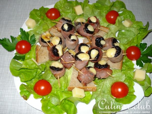 Чернослив,запечённый с беконом и сыром