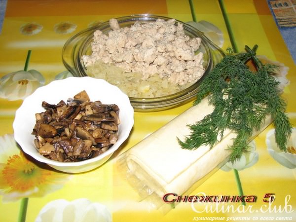 Куриный фарш с грибами в слоеном тесте
