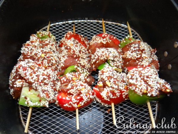 Мясная закуска на шпажках с кунжутом