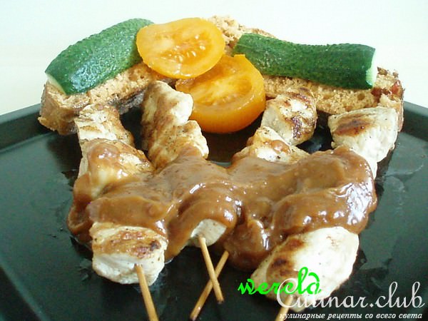 Sate - индонезийский шашлычок с одноименным соусом при нем