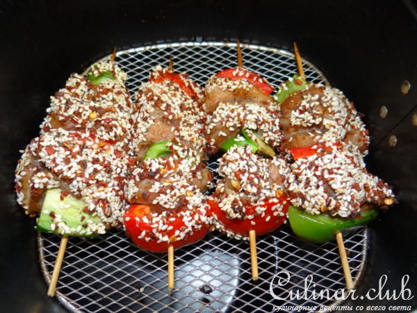 Мясная закуска на шпажках с кунжутом