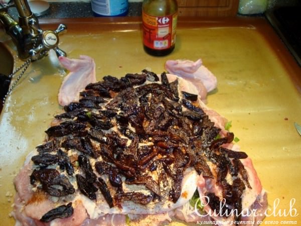 Рулет из курицы и свинины с черносливом