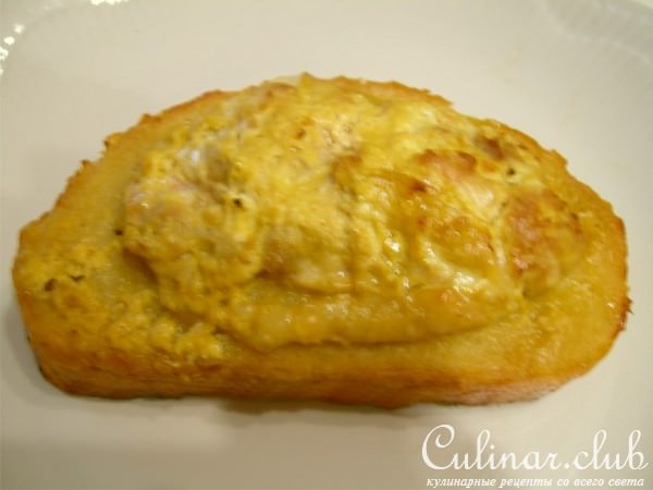 Закуска из куриных бедрышек, запеченных на хлебе, с соусом и сладким перцем