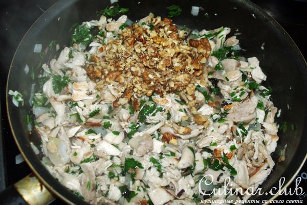 Лазанья с курицей и грецкими орехами