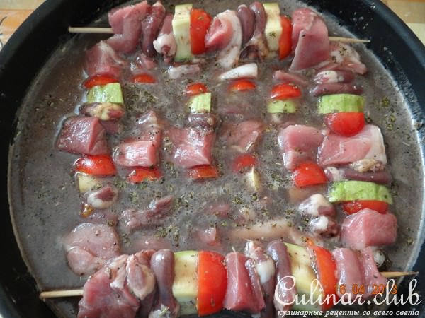 Мини-шашлычок из куриных сердечек и свинины с овощами, маринованный в кисло-сладком маринаде