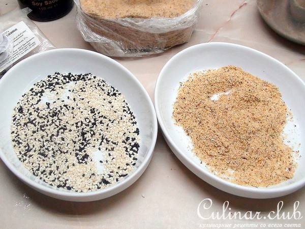 Куриные шашлычки – аростичини, с кунжутом и миндалём.