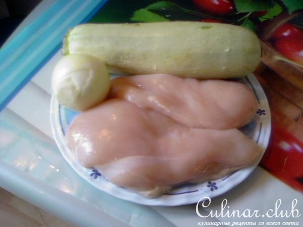 Пряная хмельная куриная грудка и кабачок.