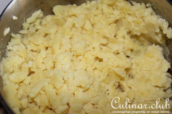 куриная ножка в тесте, с картошкой,луком и грибами.