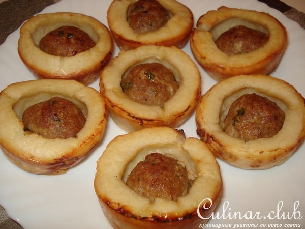 Мясные шарики в чашечках из теста