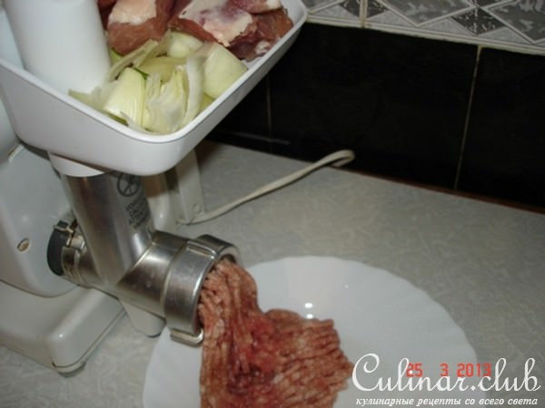 Беляши с брусничным соусом.