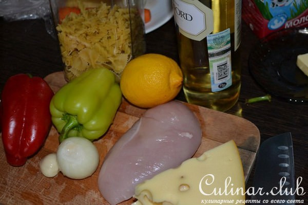 Макароны с куриным филе и сырным соусом с паприкой