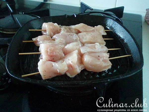 Sate - индонезийский шашлычок с одноименным соусом при нем