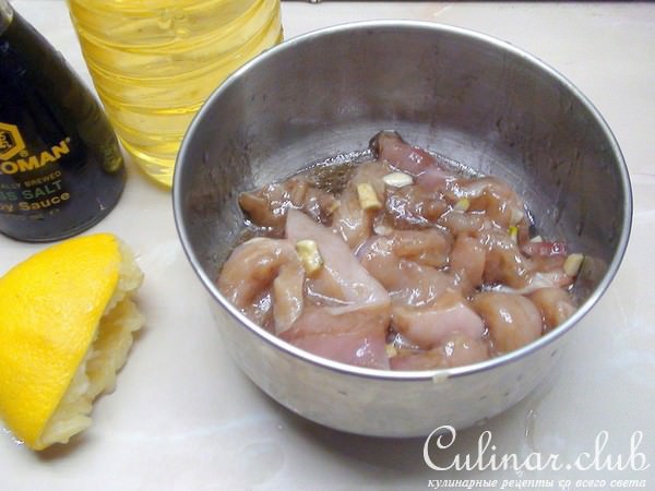 Куриные шашлычки – аростичини, с кунжутом и миндалём.