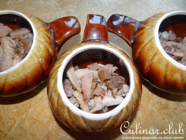 Курица с копченым ароматом и молодым шпинатом под соусом Бешамель 
